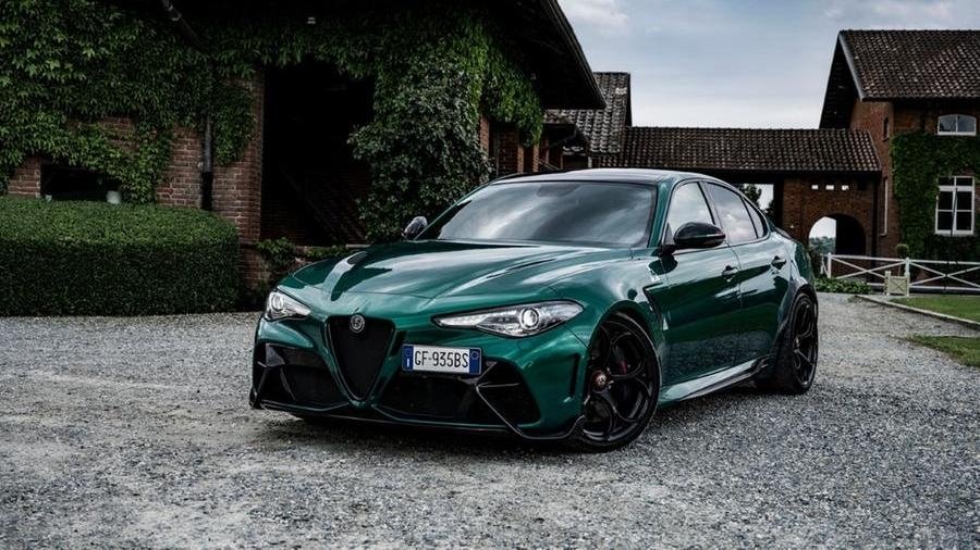 Testdriver_'s tweet image. Appuntamento fisso e puntatona a #tg2motori! La potensissima e leggerissima #alfaromeo #giuliaGTAm, le #BMW #M3 ed #M4 e la #Audi #etronGTRS. #giacovazzo sempre top in moto! @LeitnerMaria