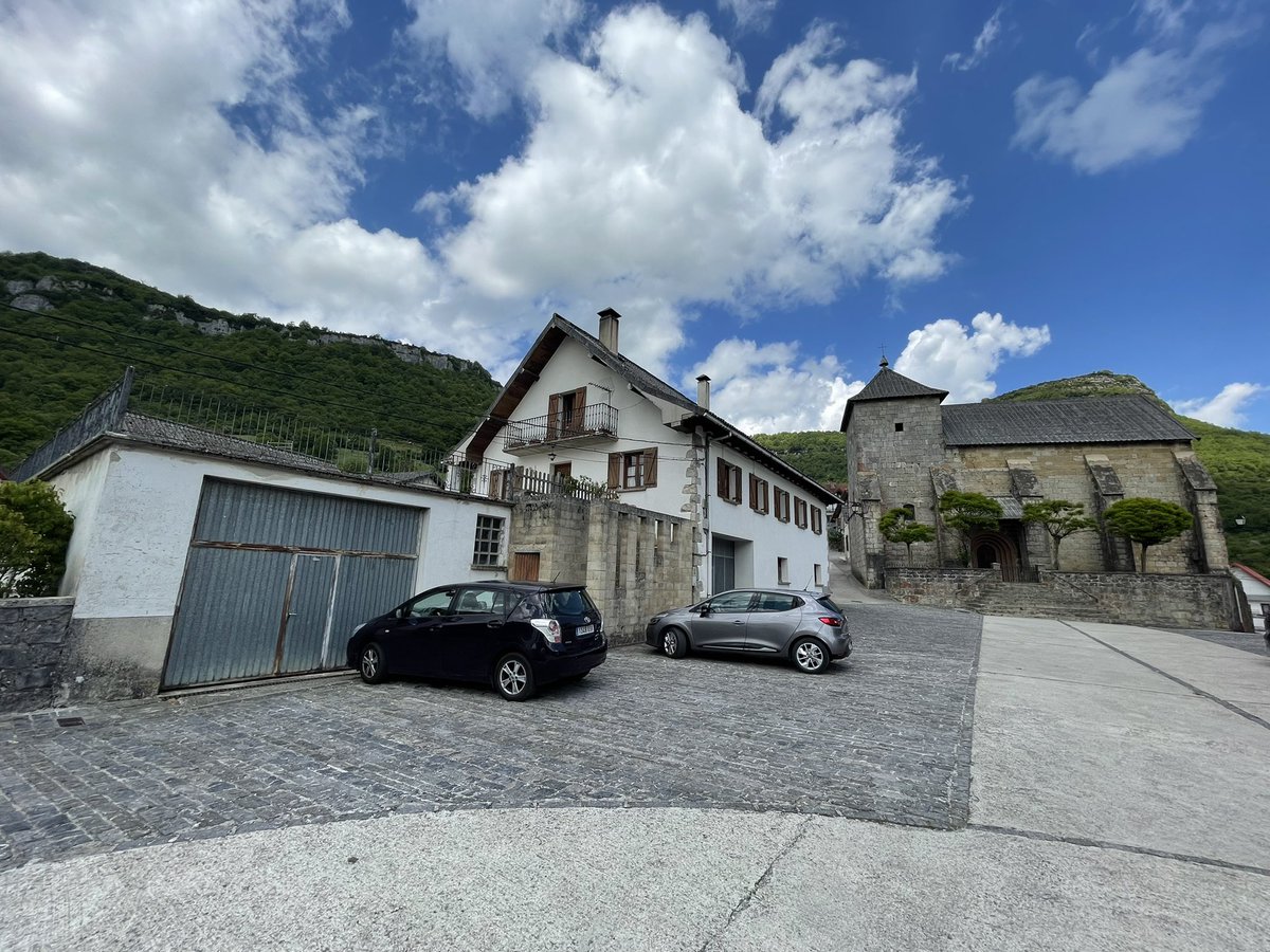 ElTiempoNavarra's tweet photo. Nubes y claros en #Orbara #ValleDeAezkoa #PirineoNavarro con una temperatura actual de +22,5° y ligero #Bochorno
Las nubes son #Cúmulos que podrían dejar alguna #Tormenta en la zona durante las próximas horas https://t.co/m0NwCkCndf