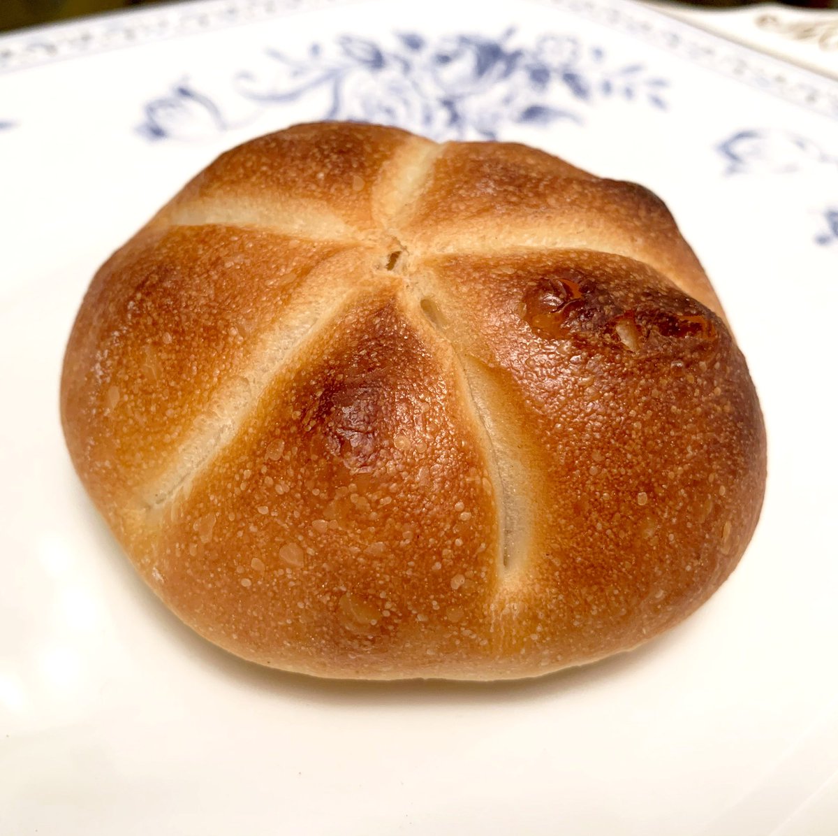 akira_tanaka_10's tweet photo. 今日のパンはショーマッカーさん😋🥖💕
ロゲンブロート、ブロートヒェン、ブレッツェル😋🥖💕💕💕
#ショーマッカー #schomaker #大岡山 https://t.co/Pwm1E3Rtmp