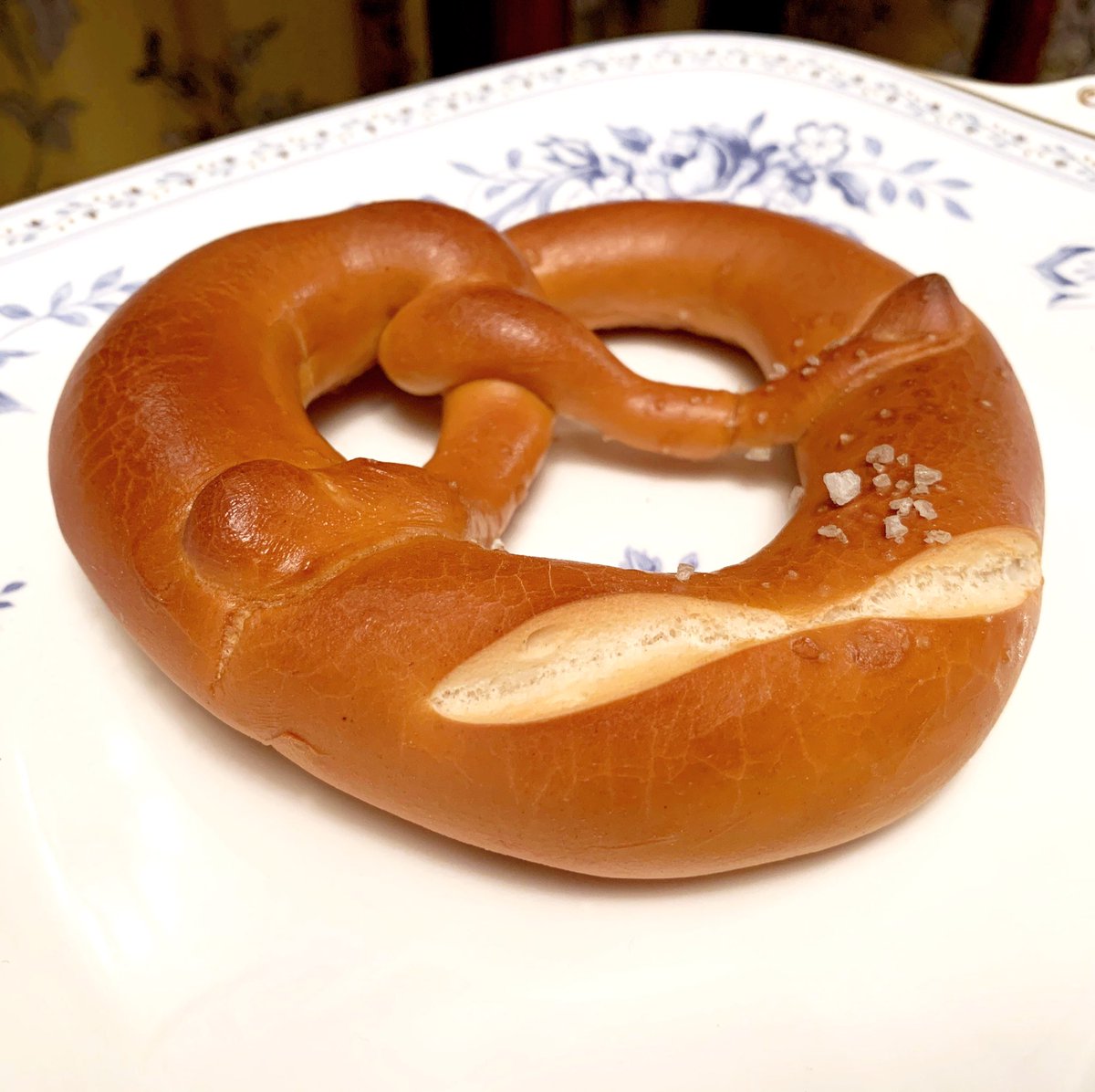 akira_tanaka_10's tweet photo. 今日のパンはショーマッカーさん😋🥖💕
ロゲンブロート、ブロートヒェン、ブレッツェル😋🥖💕💕💕
#ショーマッカー #schomaker #大岡山 https://t.co/Pwm1E3Rtmp