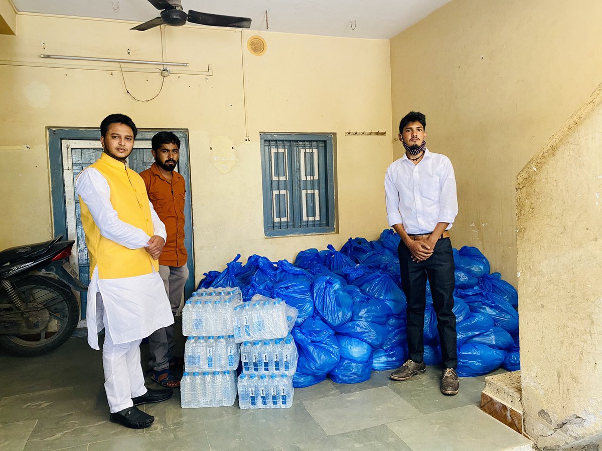 AkramShahBJP's tweet photo. जन-जन के नेता, @BJP4Gujarat अध्यक्ष एवं नवसारी-सूरत के लोकप्रिय आदरणीय सांसदश्री @CRPaatil साहेब की प्रेरणा से #UnityCharitableTrust द्वारा बनाई हुई सभी किट अमरेली के मेरे मित्र समाज सेवक समीरभाई कनोजिया जी को सोपकर सूरत आने के लिए रवाना हुवा। और कल देर रात वापस सूरत पहुँच गया। https://t.co/qP7xRFHQV5