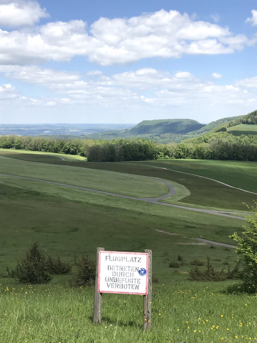Jetzt mal ganz rebellisch aufs Flugfeld 🤔🤣? Grüße an alle #corporaterebel und #influbenzer von der Wandertour auf der heimatlichen Ostalb.