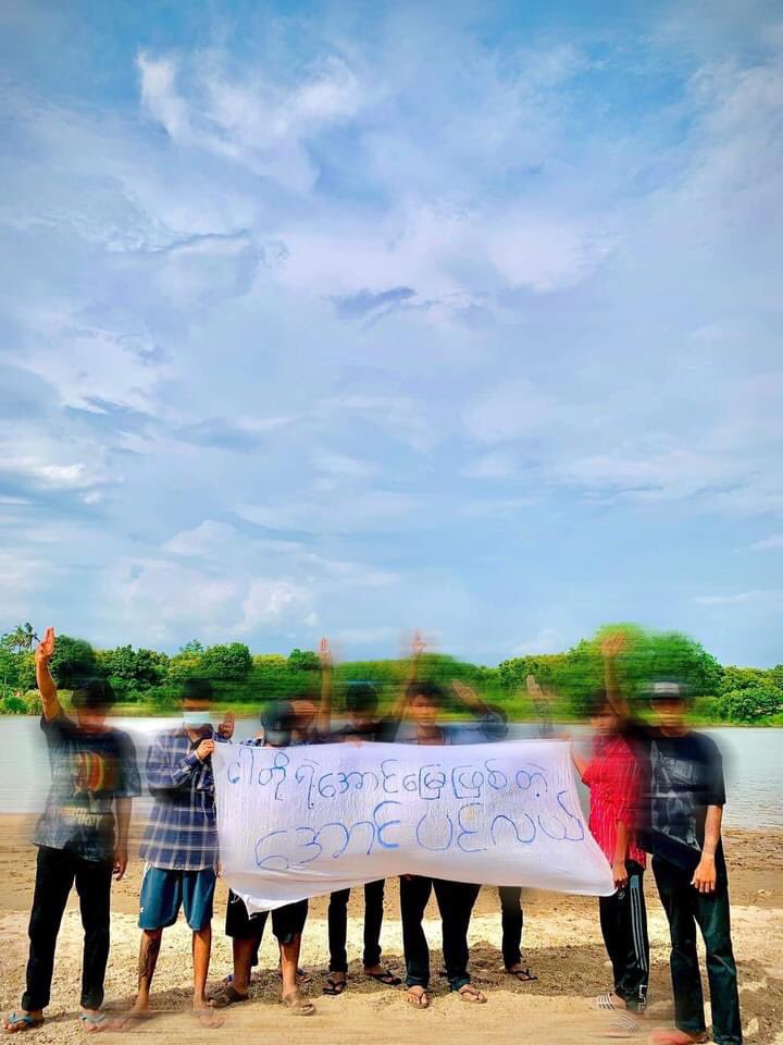 A group of Young people from #Mandalay’s #AungPinLe staged a guerrilla strike today. #WhatsHappeningInMyanmar #May30Coup #MilkTeaAlliance