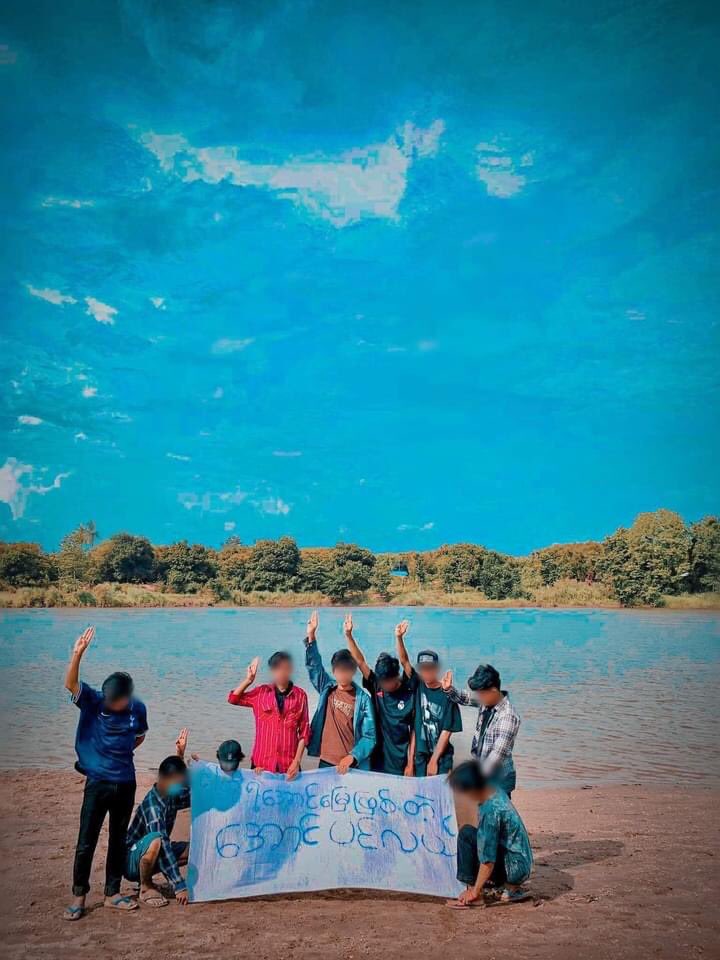 HanSu41160177's tweet photo. A group of Young people from #Mandalay’s #AungPinLe staged a guerrilla strike today. #WhatsHappeningInMyanmar #May30Coup #MilkTeaAlliance https://t.co/FK5LKJGyOl