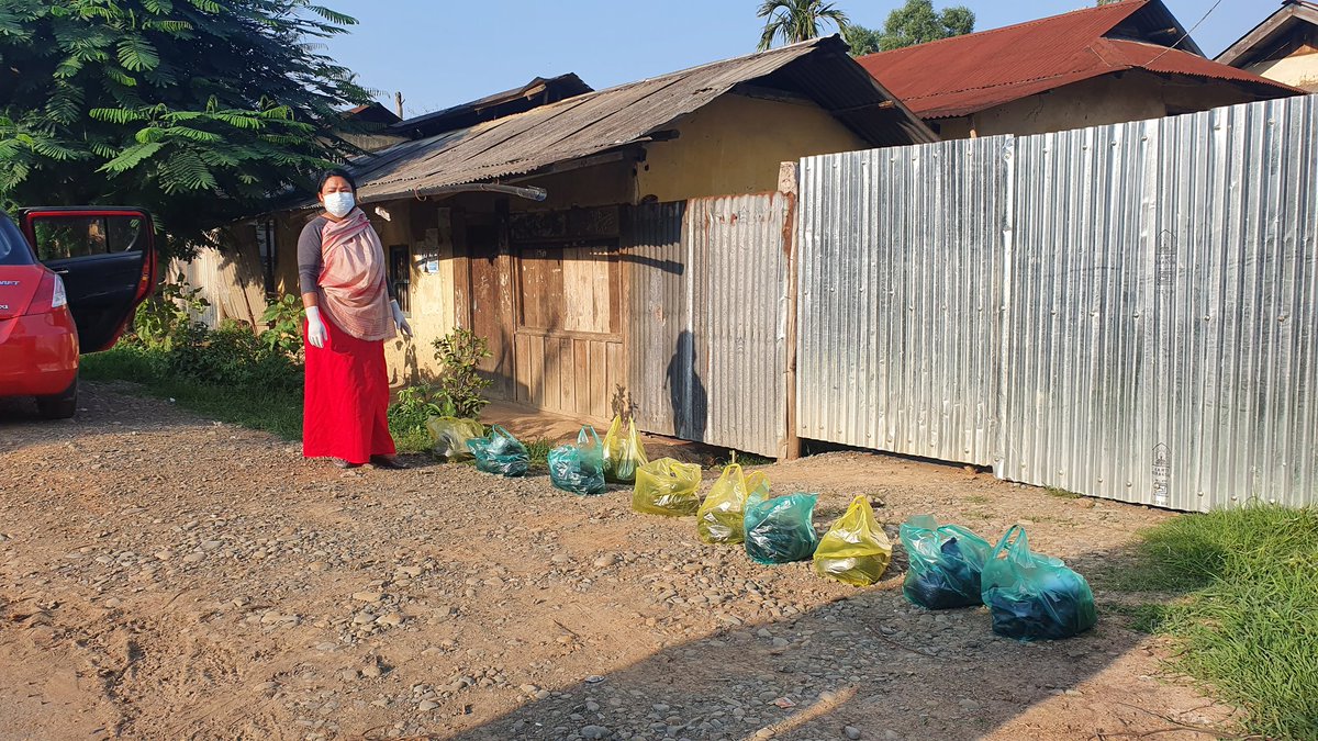 KInaochaDevi's tweet photo. Continuation program of #sebahisangathan as a part of 7years completion of #ModiGovt Distributing #FaceMask #Senitizer #fooditems at Huikap containment Zone Area.
#sevenyearsofseva
@prahladspatel @JPNadda @sambitswaraj @AjayJamwalNE https://t.co/tk2FfkjMFq