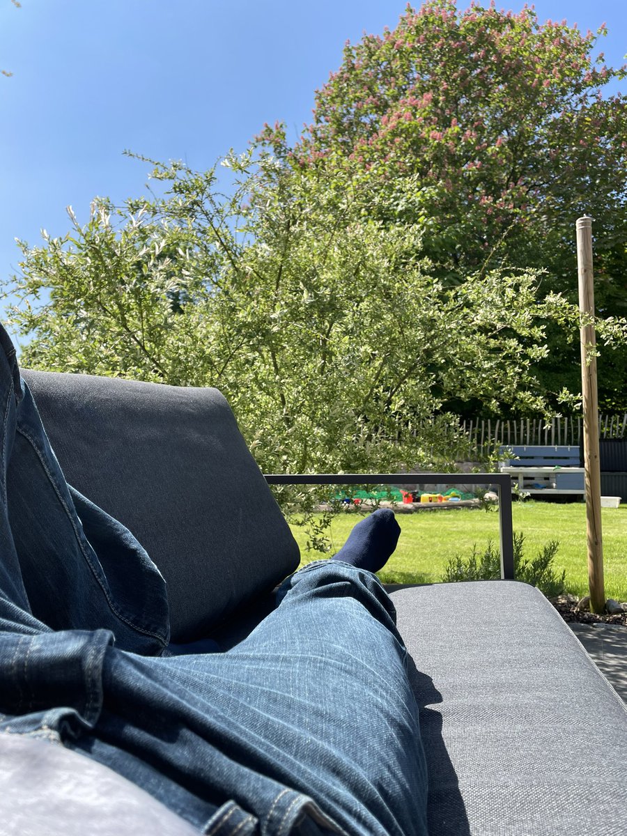 dnlkntt's tweet photo. Sunday vibe in the garden #lazysunday #finallySun https://t.co/VaAkFzNJOa
