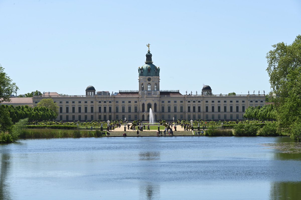NiccoloTribolo's tweet photo. #SchloßCharlottenburg
#Berlin
@SPSGmuseum
Des Himmels blau.
#Sonne
Teil 2
...mit #Chor #Musik
... and #ancient #oak #Osmoderma https://t.co/OfZlFytwS1