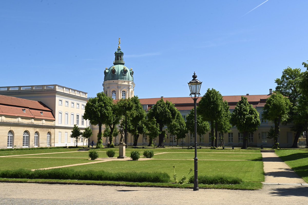 NiccoloTribolo's tweet photo. #SchloßCharlottenburg
#Berlin
@SPSGmuseum
Des Himmels blau.
#Sonne
Teil 2
...mit #Chor #Musik
... and #ancient #oak #Osmoderma https://t.co/OfZlFytwS1