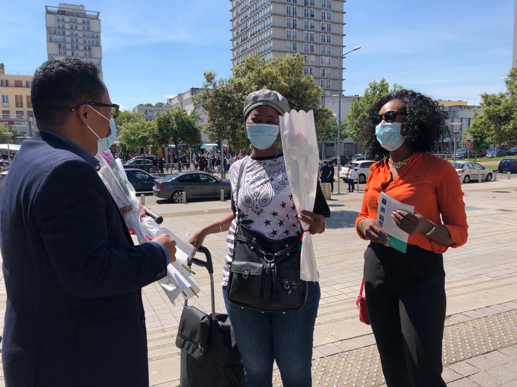 Am_Mcko's tweet photo. #freeroses ! 
Distribution de roses à l’occasion de la fête des mères, ce matin. https://t.co/6AUgsfbepo