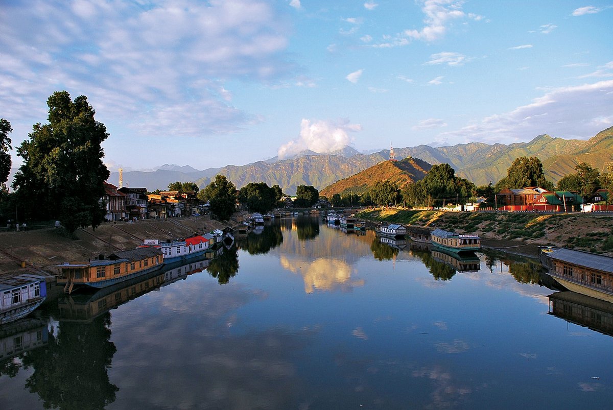 KhushPatel07's tweet photo. good Result of "Article 370" in Jammu and Kashmir can be seen in the pic 🇮🇳🇮🇳

IT'S  REALLY  HEAVEN OF WORLD 😍

#india 
#Article370 
#JammuAndKashmir https://t.co/TsnTq6nqBW