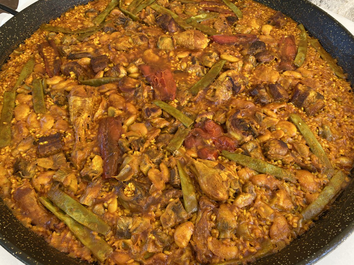 vic_pallares's tweet photo. #LaPaellaDeLosDomingos

Combina ingredientes frescos, de temporada y proximidad, agua, fuego, tiempo y paciencia...y voilá!!!, #LaPaella🥘, #PatrimonioInmaterialDeLaHumanidad, seña de identidad de los valencianos.
Maridaje #LaPerdicion #Viver 🇪🇸
@capac11s @carloscp9 @vpallaresb1 https://t.co/gBz9xbHfRl