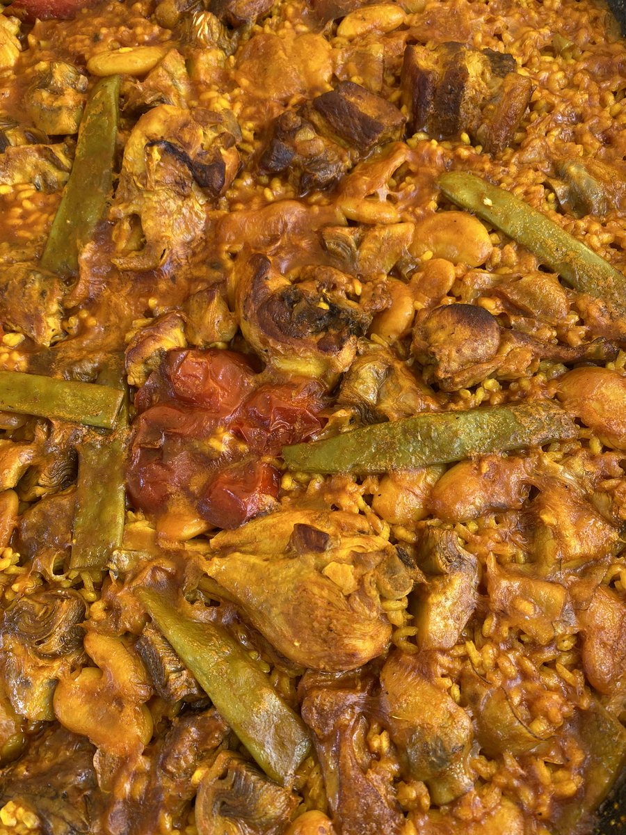 vic_pallares's tweet photo. #LaPaellaDeLosDomingos

Combina ingredientes frescos, de temporada y proximidad, agua, fuego, tiempo y paciencia...y voilá!!!, #LaPaella🥘, #PatrimonioInmaterialDeLaHumanidad, seña de identidad de los valencianos.
Maridaje #LaPerdicion #Viver 🇪🇸
@capac11s @carloscp9 @vpallaresb1 https://t.co/gBz9xbHfRl