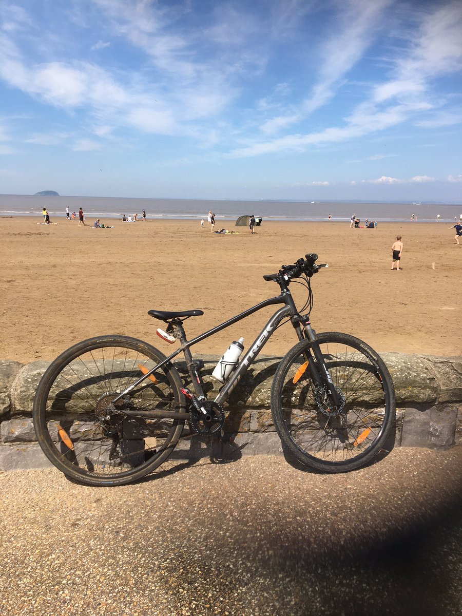 Really enjoyed my #bike ride today. Took it at a gentle pace while I did some chores (dropping birthday presents, etc).
Seafront was pretty packed and the tide was in.

#trekbike #cycling #cyclinglife #bikelife #northsomerset #northsomersetlife #sunday #sundayfunday #spring