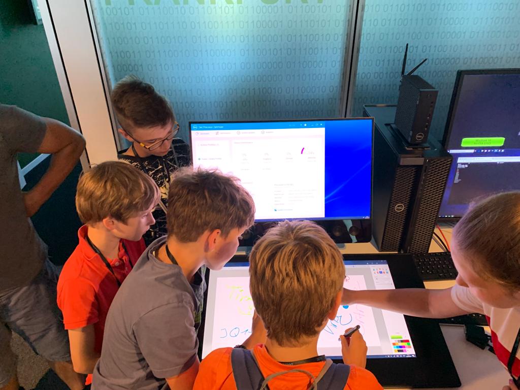 Liebe Freunde, wir bitten um Eure Hilfe. 2 unserer Schuelergruppen sind in der Finale von Jugend Budget  Hackathon, ein Wettbewerb des #Bundesjugendministerium Mit #Nullkommanullplastikmuell und #shapeEU with #smartnatives möchten die Teens die Welt mitgestalten  1/2