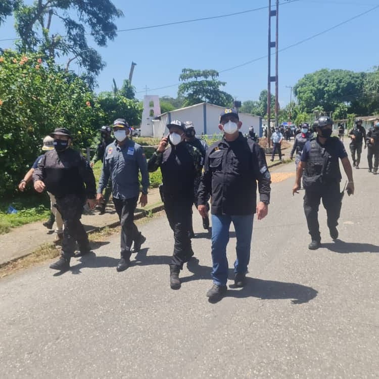 PoliciaMiranda1's tweet photo. #EsNoticia // Se efectuó supervisión del Puesto de Atención al Ciudadano #PAC en la comunidad de #ElCumbo, municipio #Páez por parte del GD @PalenciaEndes viceministro del @MIJP_Vzla, el director del #IAPEM GD @argotte5 y representantes del #FAES y la #FANB https://t.co/YVSXlzdos4