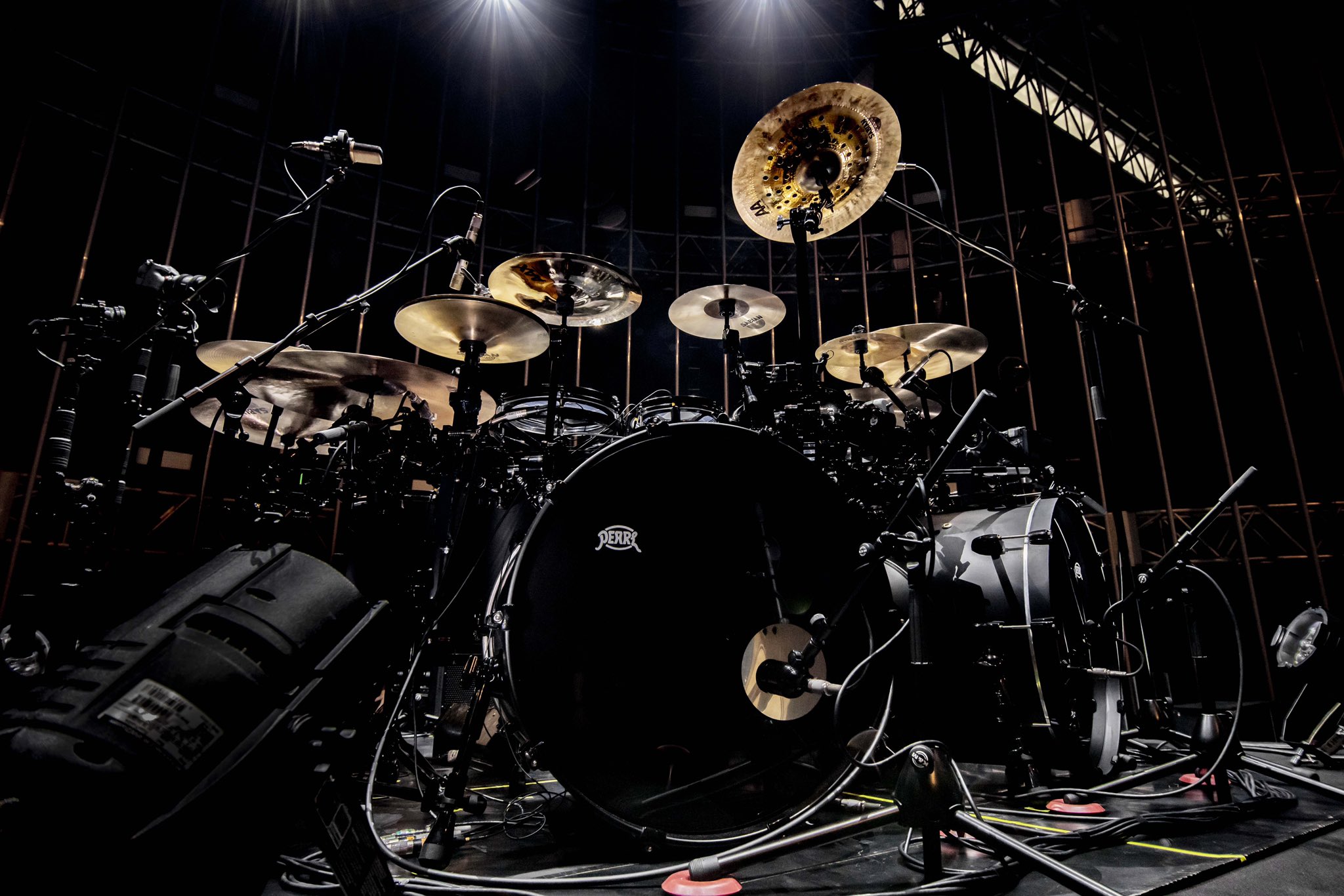 パール楽器製造株式会社 L Arc En Ciel 30th L Anniversary Starting Live L Appy Birthday が行われました Yukihiroさんはラックやスタンド類までブラックで統一したmastersのドラムキットを使用 美しいタムやシンバルの配置 ラックの脚部を三脚 パール楽器製造株式会社 L Arc En Ciel 30th L Anniversary Starting Live L Appy Birthday が行われました Yukihiroさんはラックやスタンド類までブラックで統一したmastersのドラムキットを使用 美しいタムやシンバルの配置 ラックの脚部を三脚
