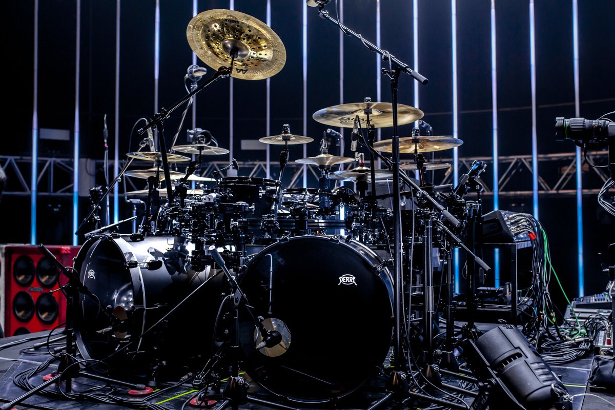 パール楽器製造株式会社 L Arc En Ciel 30th L Anniversary Starting Live L Appy Birthday が行われました Yukihiroさんはラックやスタンド類までブラックで統一したmastersのドラムキットを使用 美しいタムやシンバルの配置 ラックの脚部を三脚 パール楽器製造株式会社 L Arc En Ciel 30th L Anniversary Starting Live L Appy Birthday が行われました Yukihiroさんはラックやスタンド類までブラックで統一したmastersのドラムキットを使用 美しいタムやシンバルの配置 ラックの脚部を三脚