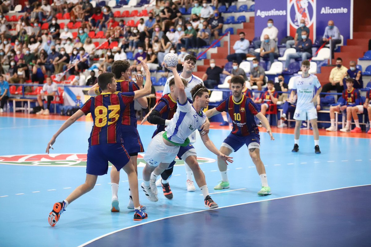 RFEBalonmano's tweet photo. 🥇🏆 ¡SON CAMPEONES DE ESPAÑA!

💥 ¡@ClubCisneBalonm se hace con el oro tras ganar en la final al @FCBhandbol (32:34)!

😍 ¡ENHORABUENA!

📸 @delpuente_jordi 

#️⃣ #CDEJuvenilBM #Balonmano https://t.co/VtBqJGE4dw