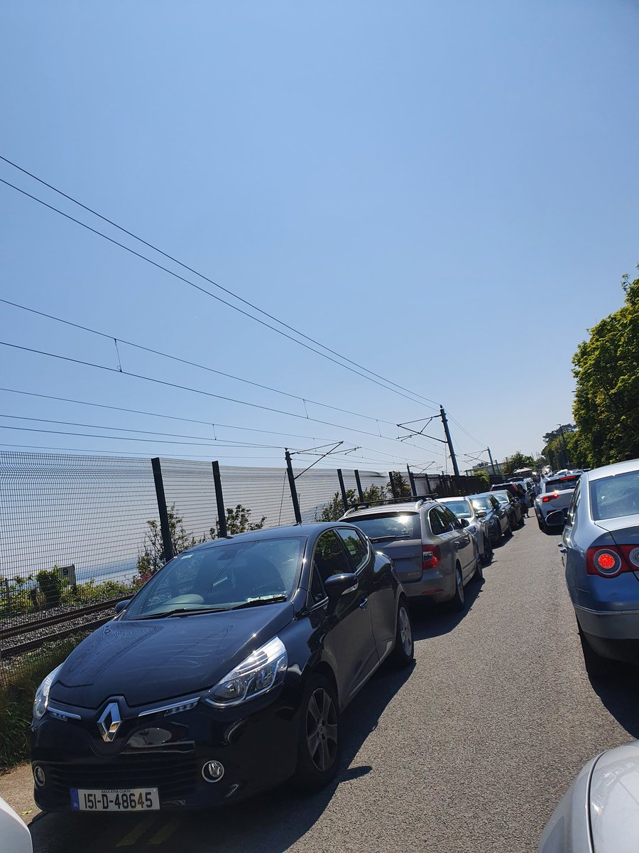 Sassy_KateG's tweet photo. @dlrcc @GardaTraffic @DartDublin there are loads of vehicles parked on double yellows blocking the paths by #kilineybeach and #kilineydartstation forcing pedestrians onto the road, cars can't move, it's an absolute disaster.  #kiliney https://t.co/Ad3m4W5W9L