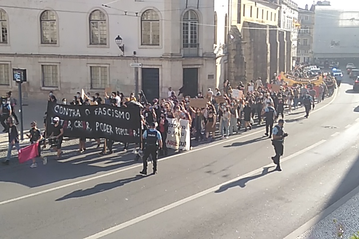 Guilhotinainfo's tweet photo. #AltPt Centenas de antifascistas enfrentam o fascismo em #Coimbra

A extrema-direita desfilou sexta-feira em Coimbra graças ao maior dispositivo policial na cidade em mais de uma década. Relato, fotos e vídeos da mobilização antifascista de sexta-feira em https://t.co/ZY5t2H8ZuV https://t.co/TG1pZoQDH2