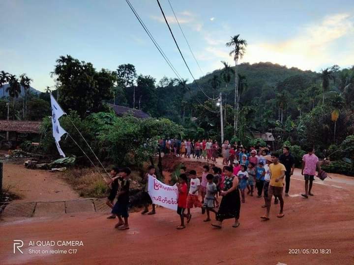AnastasiaKhin's tweet photo. Anti-military night strike in Myakhapat village, #Launglone Township.

#May30Coup 
#MilkTeaAlliance 
#WhatsHappeningInMyanmar https://t.co/vEWiokhC2B