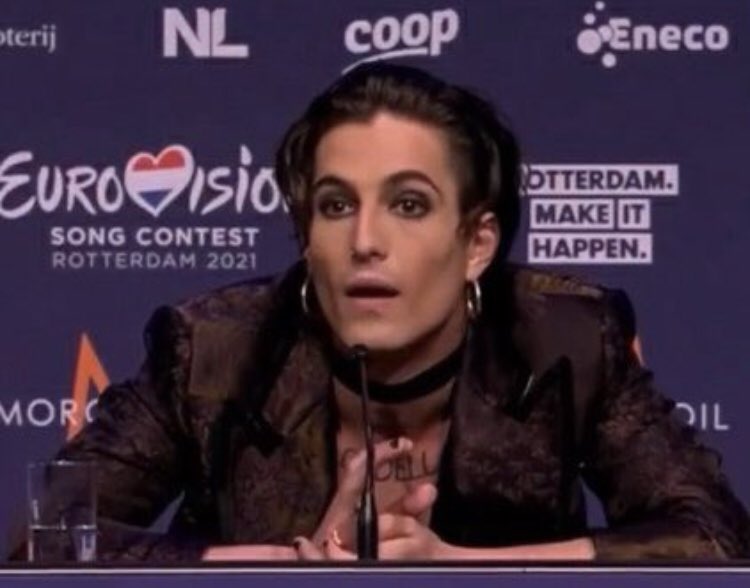 16linees's tweet image. eleanor dopo aver visto larry in tendenza nonostante il video che ha messo in cui si sente la voce di lou: