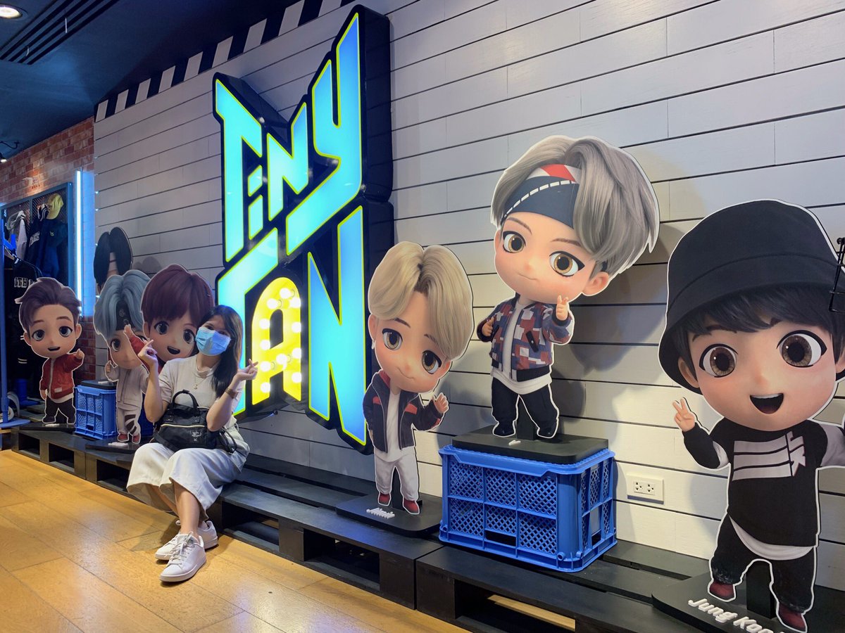 erryanaaa's tweet photo. BTS POP-UP: Map of the Soul 💜 https://t.co/tca5XigRIn