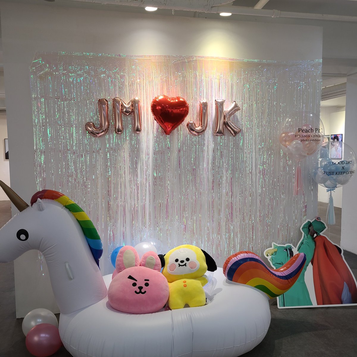 jimini_chuchu's tweet photo. 05/30 지미니랑 정구기 전시회🌟
메인 사진부터 너무 예쁘지ㅠㅜㅠ 서직샵 이때 진짜 상큼청량설렘ㅠㅜㅠ 대존예💛
사진 보러 렛잇겟잇롤~!
#peachpit_2 @Peachpit9597 https://t.co/RyZpOHLbKD