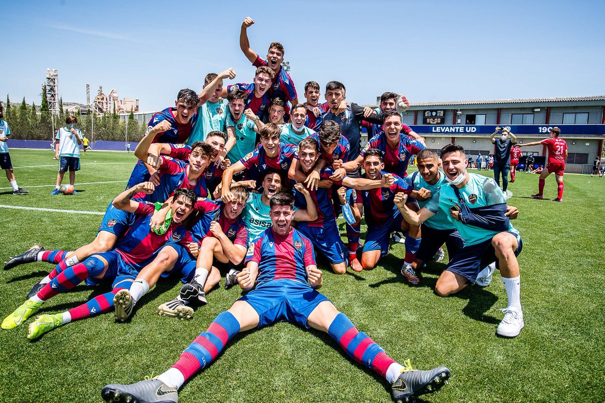 LevanteUD's tweet photo. Cuando ganas por primera vez la Liga Juvenil (División de Honor).

ENORMES 💙❤

Like si también estás orgulloso de nuestro EQUIPO 🙌

#OrgullGranota 🐸 https://t.co/G2opsXxFTr