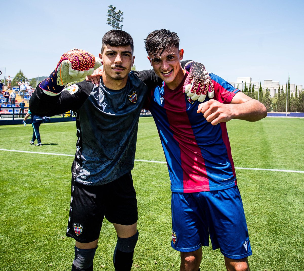 LevanteUD's tweet photo. Cuando ganas por primera vez la Liga Juvenil (División de Honor).

ENORMES 💙❤

Like si también estás orgulloso de nuestro EQUIPO 🙌

#OrgullGranota 🐸 https://t.co/G2opsXxFTr
