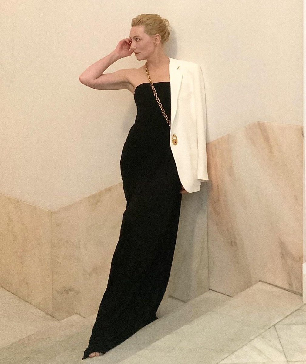 blanchettposts's tweet image. Cate Blanchett wearing Schiaparelli