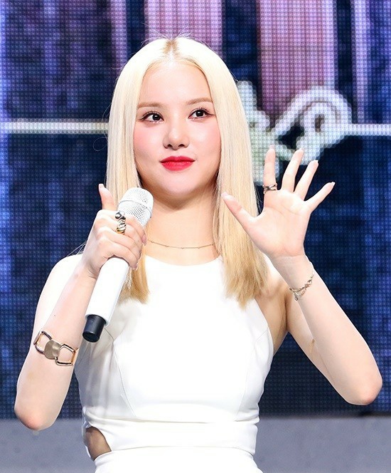 <a href="/areumstar_/">logout</a> Mungkin itu saja sambutan dari saya, untuk mempersingkat waktu saya kembalikan kepada mc Jief selamat menikmati acara party kami /senyum;bow kearah tamu;berjalan menuruni panggung/