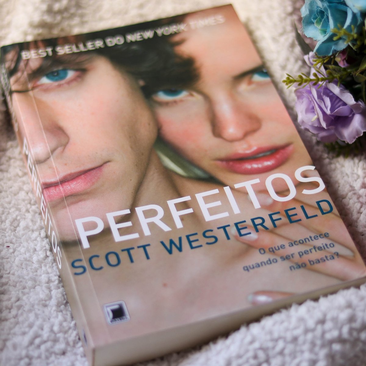 prateleiradcima's tweet photo. Li recentemente o livro Perfeitos, do Scott Westerfeld e posso dizer que preciso terminar a Série Feios está na minha meta de leitura para 2021. #SérieFeios #Perfeitos #GaleraRecord #ScottWesterfeld #RodrigoChia https://t.co/CT32ABtKfB