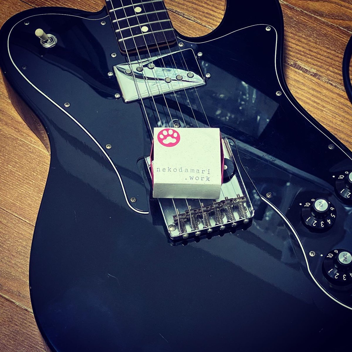 kei_style_'s tweet photo. 蜜蝋ワックスで指板メンテナンス。
https://t.co/bxtH8T25sV…

#telecastercustom #telecaster #テレキャスターカスタム #テレキャスター 
#蜜蝋ワックス #ねこだまり工房蜜蝋ワックス🐈‍⬛ #ねこだまり工房 #sirtone #freethetone #rowin #odrive #ampeg #ampegamps #vox #voxmv50clean #mv50clean https://t.co/pfIwUh3Dph