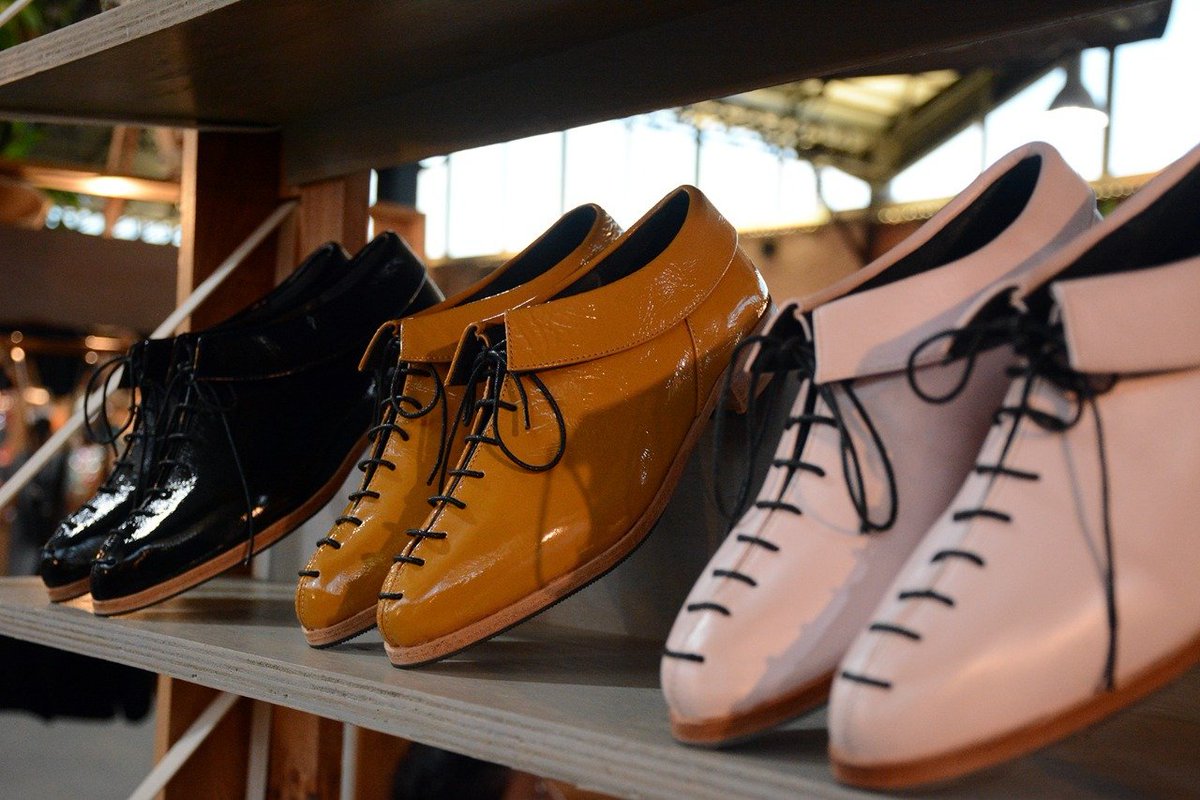 MFCulturales's tweet photo. ¿Conocés los zapatos de 𝗔𝗦𝗛𝗘𝗥𝗔? En esta 📸𝔽𝕠𝕥𝕠, podés ver una de sus estrellas, el modelo Bies.3. 

🏆 Recibió la distinción del Sello Buen diseño Argentino edición 10ª otorgada por el Ministerio de Desarrollo Productivo de Argentina. https://t.co/fRqB2FKAEb