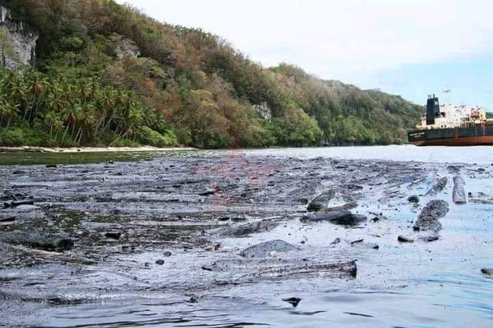 WilsKait's tweet photo. After the resolve team/ oilspills clean up team left Lughu bay in August 2019, it's now one year and ten months, Government of Solomon Islands doesn't visit the affected communities to provide awareness about the health risks, remaining oils and compensation. https://t.co/UUDJY2czc2