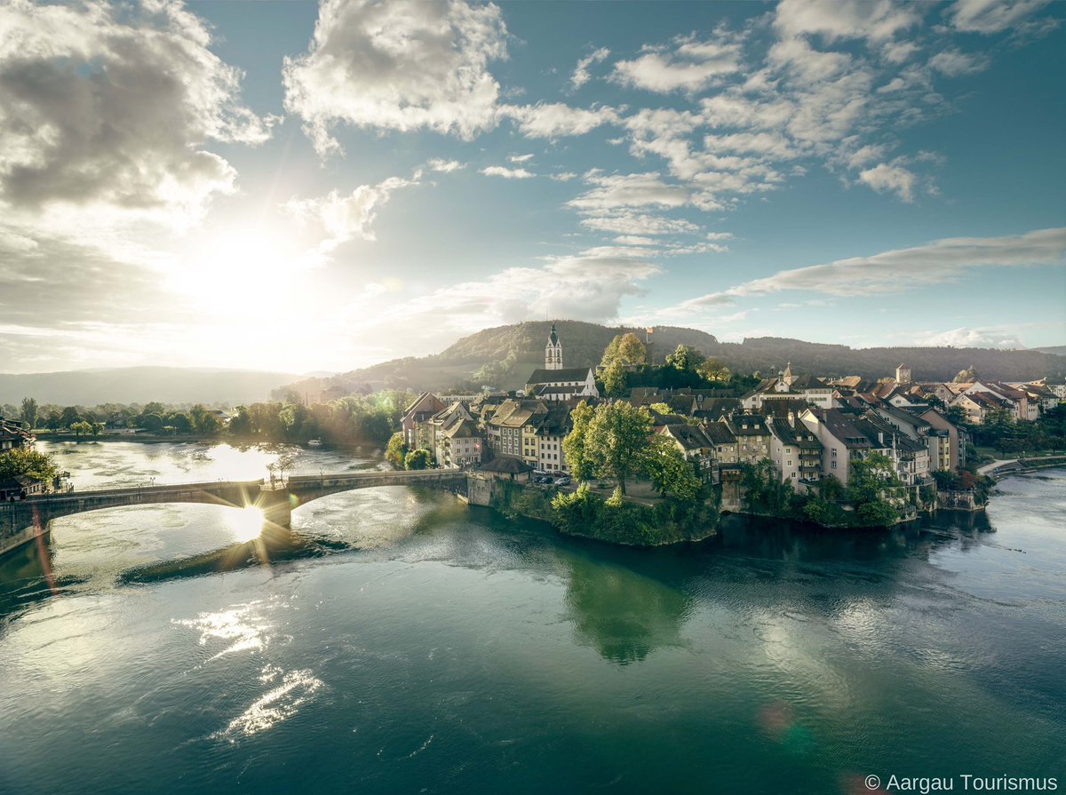 SwissEmbSofia's tweet photo. Discovering a #SwissCanton 🇨🇭
The two sister towns that form Laufenburg in #Argau are quite exceptional. Napoleon split the town in two over 200 years ago, but joint cross-border festivals are still an essential part of life in #Laufenburg. https://t.co/6eDvCPHIYO
