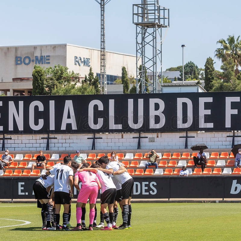 Academia_VCF's tweet photo. El #VCFJuvenilA cierra con victoria una temporada muy competida en División de Honor ⚽🦇

#JuntsAnemAMUNT
#PeopleVCF