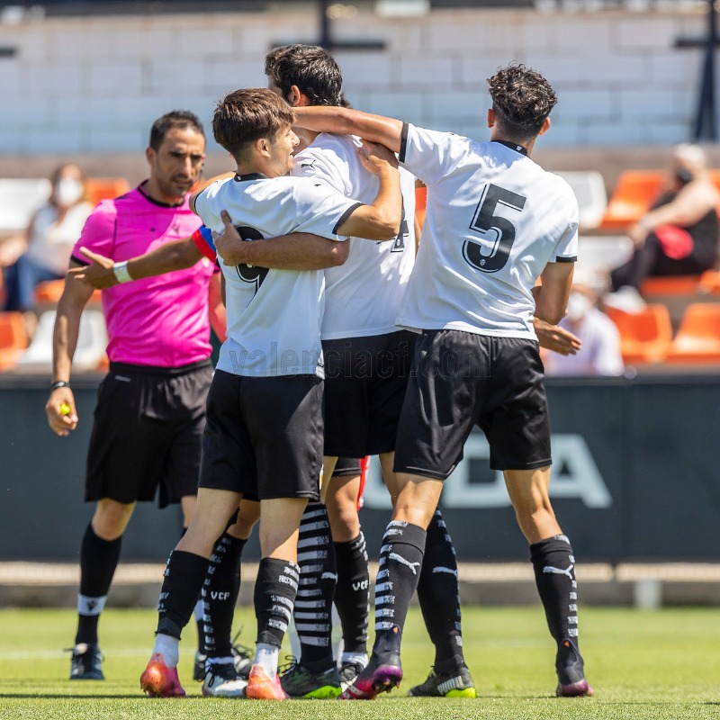 Academia_VCF's tweet photo. El #VCFJuvenilA cierra con victoria una temporada muy competida en División de Honor ⚽🦇

#JuntsAnemAMUNT
#PeopleVCF