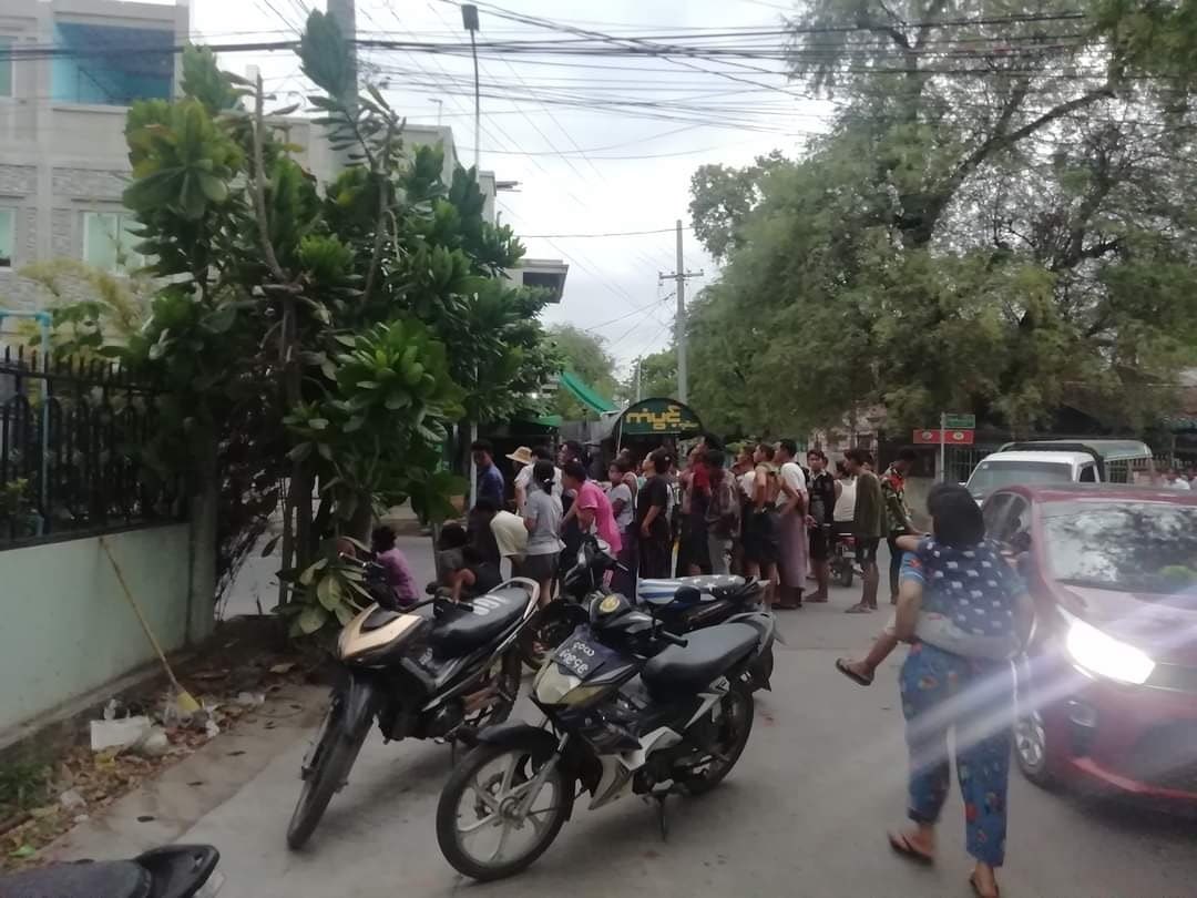 shafiur's tweet photo. #May30Coup Amarapura, Mandalay

ONE SHOT DEAD. ONE SERIOUSLY INJURED. 

SAC shot 2 people motorcyclists circa 6:30 pm  on Kwan Thee Tan Road, Amarapura Township, Mandalay. One was confirmed dead. Another is seriously injured

#WhatsHappeninglnMyanmar #Myanmar https://t.co/VPATsvQcH5