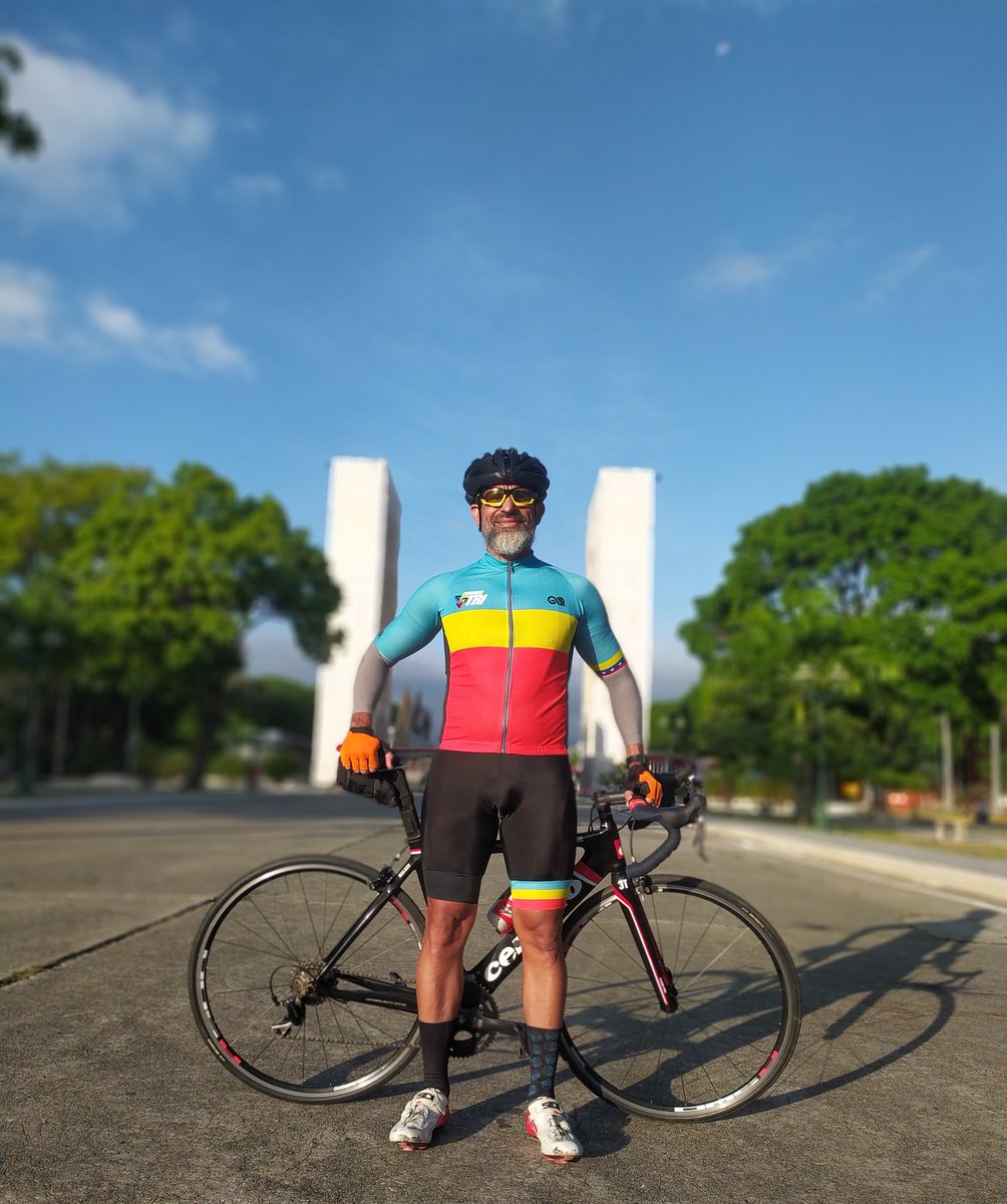 JoseSotillo_Tri's tweet photo. Cerramos la semana con 80kms a ritmo... #bike #comandotri #triatlon #triathlon #inversionesglobal1411 #gerretres #jerickove #triathlontraining #terretlovers #lalini #sumandokilometrosdecalidad #purosport #sanoyenforma #vidasaludableyactiva https://t.co/65a2fxvGhP