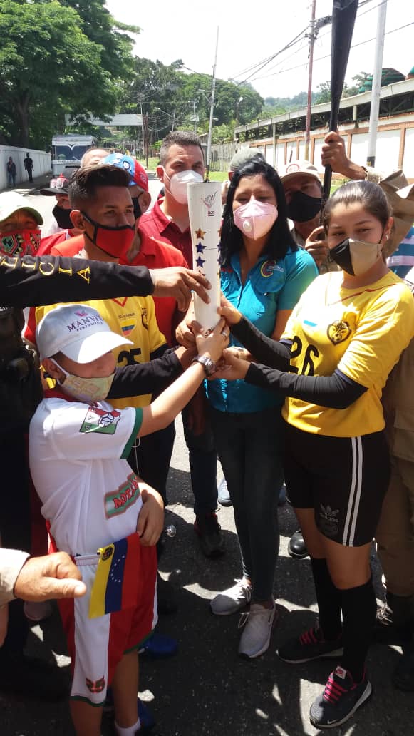 PRENSAMOTATAN's tweet photo. Tal y como estaba previsto este domingo el municipio #Motatan recibió la antorcha con el #FuegoBicentenario en las manos de la alcaldesa @janet_araujo72, cumpliéndose con todas las medidas de bioseguridad. https://t.co/cdiEHsxeDU