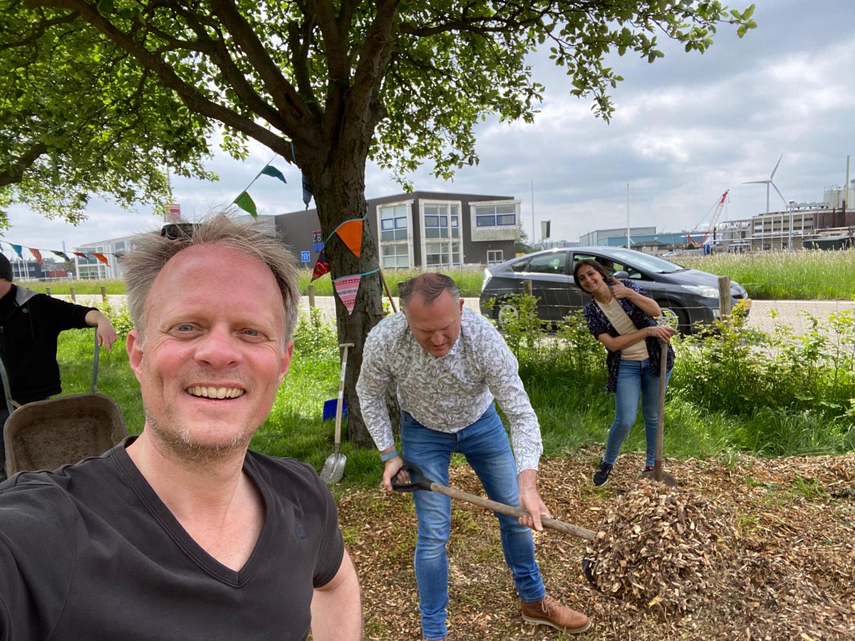 Songul Mutluer (@songulmutluer) on Twitter photo Wat een geslaagd <a href="/NLDOET/">NLdoet</a> weekend was het...
Met de bewoners van de <a href="/RussischeBuurt/">Russische Buurt</a> en opgestroopte mouwen aan de bak voor het hondenuitrenveld. Met
<a href="/GemZaanstad/">Gemeente Zaanstad</a> <a href="/lennartgraaff/">Lennart Graaff</a> @jeroenolthof <a href="/SlegersGerard/">Gerard Slegers</a> Wat een geslaagd <a href="/NLDOET/">NLdoet</a> weekend was het...
Met de bewoners van de <a href="/RussischeBuurt/">Russische Buurt</a> en opgestroopte mouwen aan de bak voor het hondenuitrenveld. Met
<a href="/GemZaanstad/">Gemeente Zaanstad</a> <a href="/lennartgraaff/">Lennart Graaff</a> @jeroenolthof <a href="/SlegersGerard/">Gerard Slegers</a>