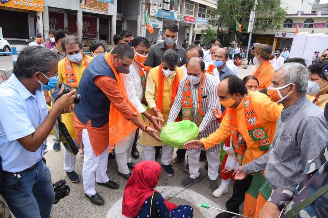 Rahultahiliani9's tweet photo. 15 volunteers giving one packet to a “needy” who has been made to sit on the floor so that she looks “needy” 

5 cameras to cover the mahadaan ! https://t.co/wZyVs8CzcV