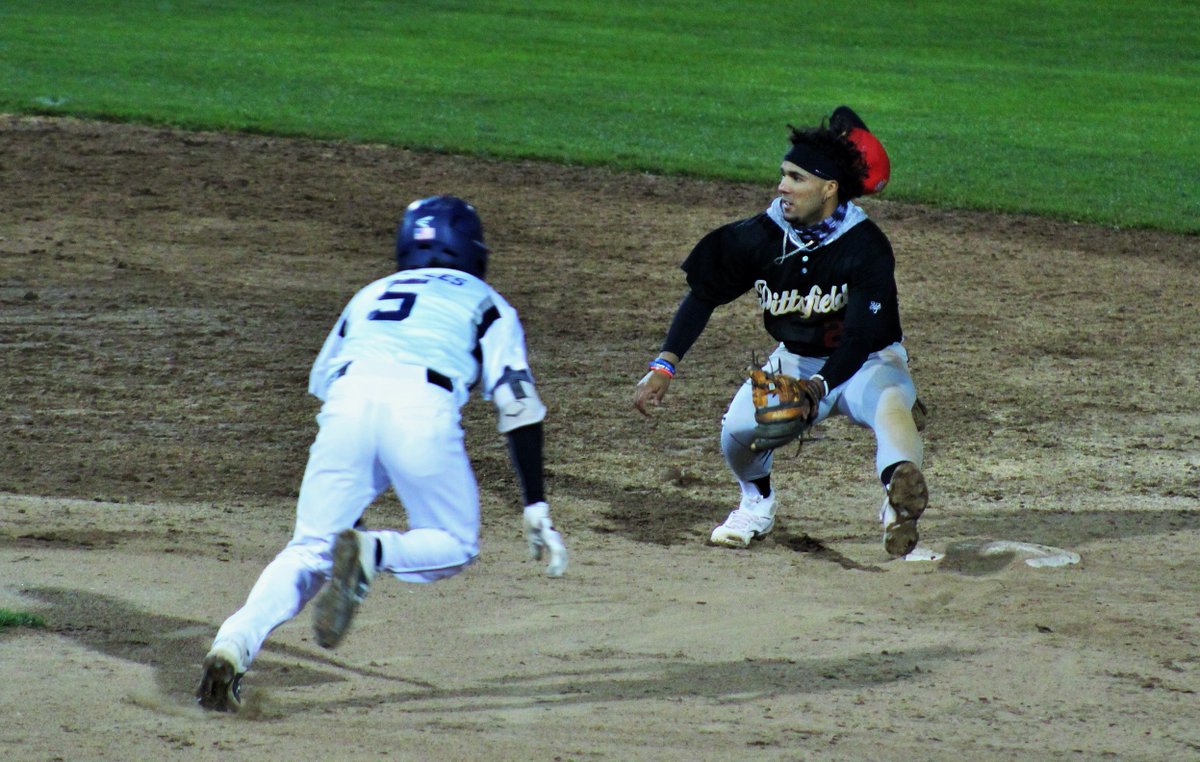 baseballescape's tweet photo. It's rained all weekend &amp; was in the low 40s last night, so what else to do-- @FuturesLeague baseball! @PittsfieldSuns v @WooBaseball Fitton Field is awesome @baseballimages @LetsGet2TheShow https://t.co/ohvZLExpee