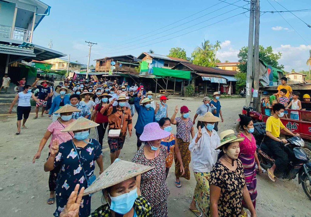 selene_zin's tweet photo. Despite SAC Terrorists’ attacks and brutal disperse, locals from Hpakant, Kachin State marched and protested against Military dictatorship this morning.  #May28Coup #WhatsHappeningInMyanmar @RapporteurUn @KenRoth @TostevinM https://t.co/03xfGDjjmJ