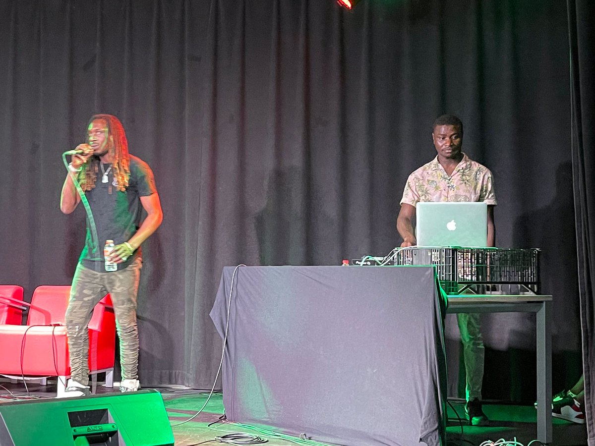 LaMarfamusica's tweet image. Gran ambient al #RapdeGironaFest aquesta tarda a @LaMarfamusica. Primer taula rodona sobre #hiphop i consciència crítica amb el Moviment Afrobanyolí Social i cloenda amb les actuacions de #YezirBoy i #BabaFlow

#AssociacióBrainstorming