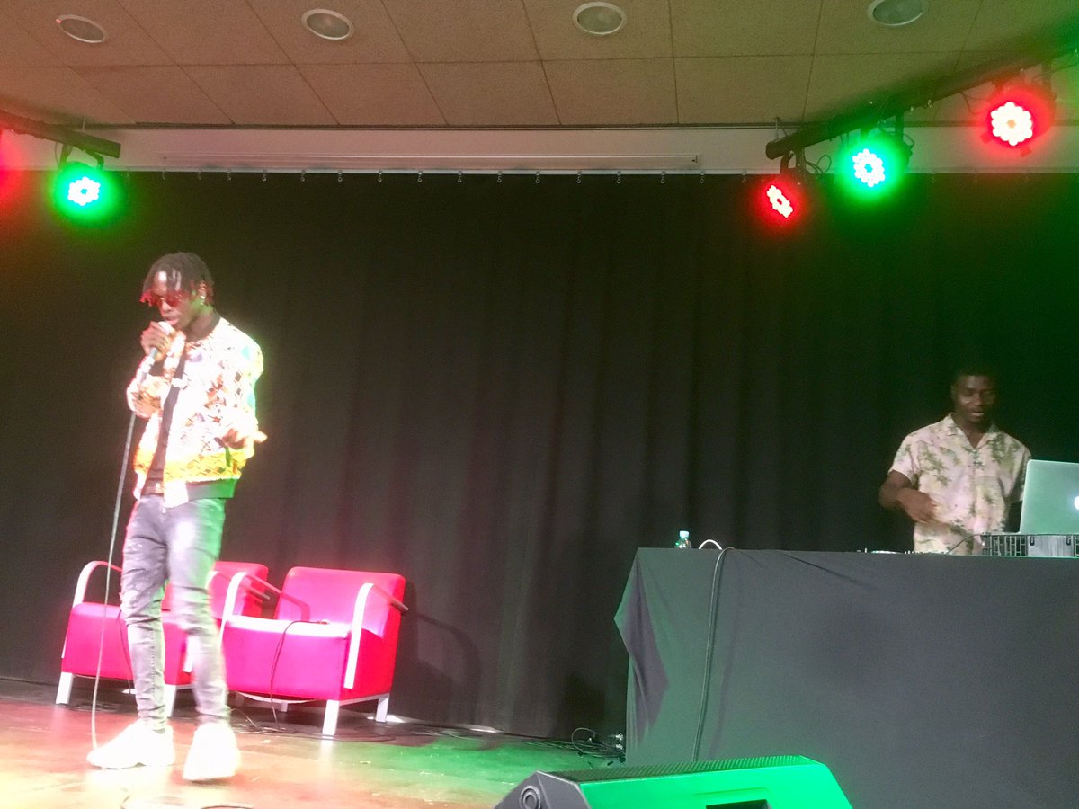 LaMarfamusica's tweet image. Gran ambient al #RapdeGironaFest aquesta tarda a @LaMarfamusica. Primer taula rodona sobre #hiphop i consciència crítica amb el Moviment Afrobanyolí Social i cloenda amb les actuacions de #YezirBoy i #BabaFlow

#AssociacióBrainstorming