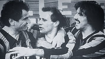 🌿Bortolo #Mutti e ⚽💖papà @VellaEnrico festeggiano 🌿"Cicca" #Fattori dopo un #gol al Comunale. 🍃🇮🇹Stagione 1983/84 🖤💙@Atalanta_BC #Atalanta #atalantabc #Dea #Bergamo #Berghem #Nerazzurri #CurvaNord #EnricoVella #calcio #football @IlCuoioedi #RaiSport #EcoDiBergamo