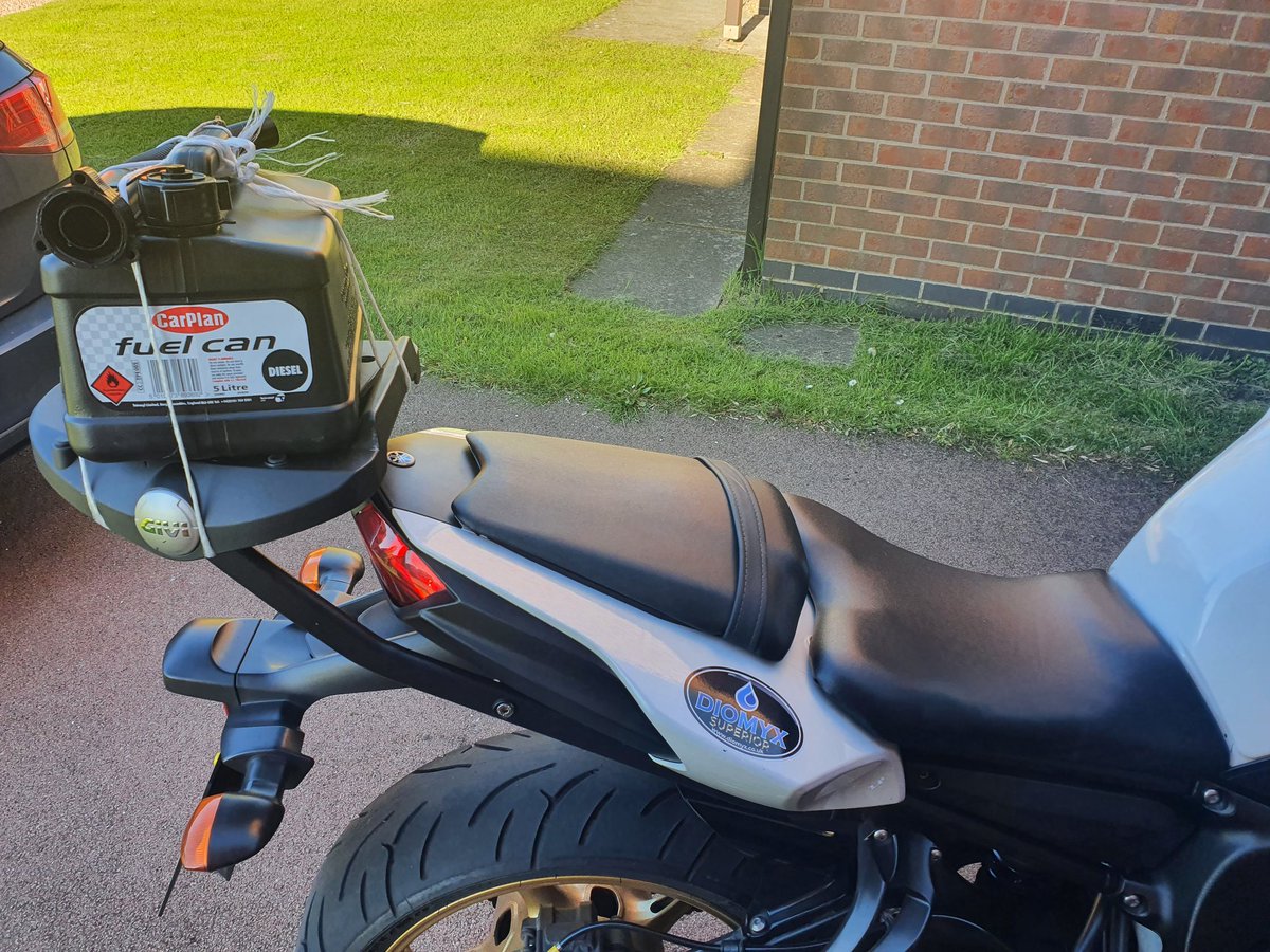 McPheeMedia's tweet photo. So solo run from Derby to the Cotswold great run on the way back did my bit for the Biker code Brian had ran oot o fuel in his Classic BMW wee run to fuel station ⛽ had it sorted #yamaha #bikerscode https://t.co/Mx2MPl0rLL